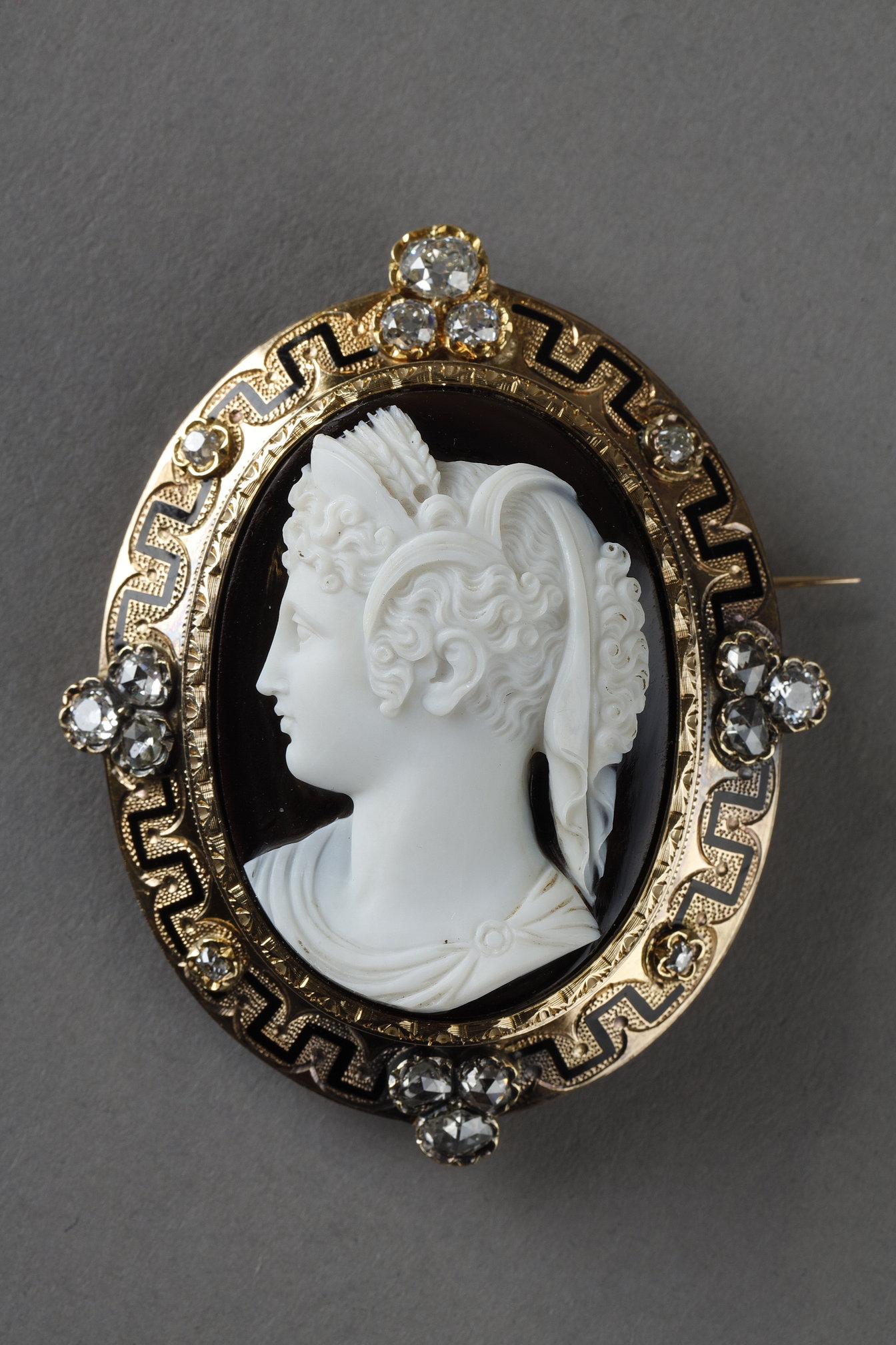 Gold and diamond cameo pendant brooch